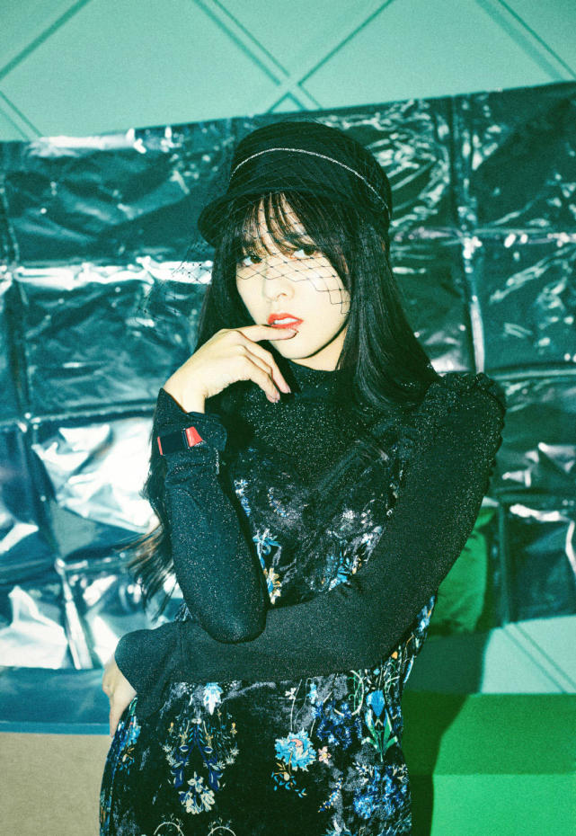 宋妍霏复古港风潮拍,搭上超火的"星空碎花裙",美艳动人