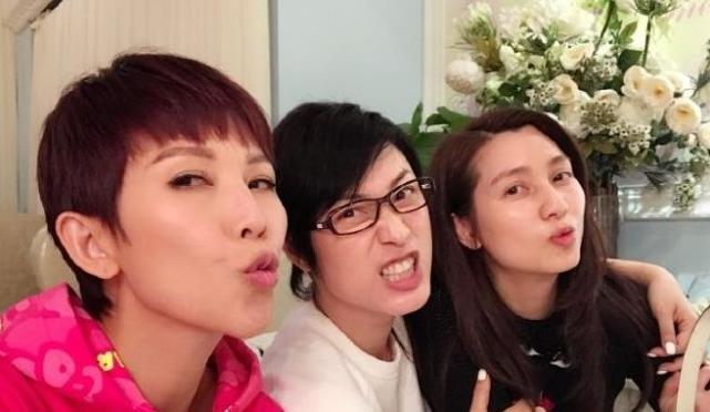 蔡少芬与好友合照,4位美女同框美如画,素颜的她们很美!