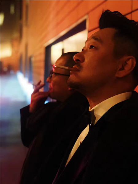 图说:王景春得奖后,倚靠在柏林电影宫墙角抽烟 杜江 摄