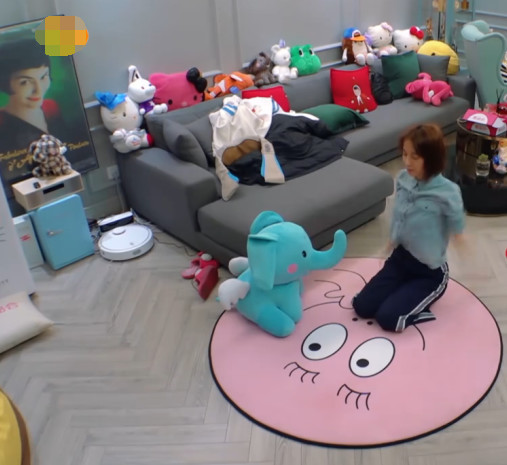 吴昕在客厅做拉伸,墙角的一幅人物画引关注,放大后网友不敢认