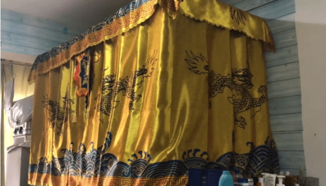 男生买奇葩蚊帐,挂上去以后,舍友们感到压力大无法入睡