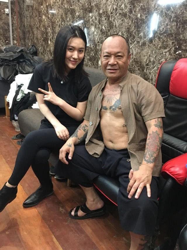 香港"恶人"因病消瘦,与58岁女友结婚冲喜"b哥"仗义送祝福