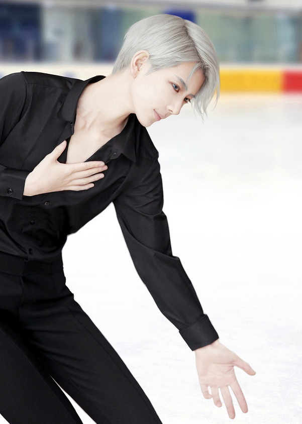 本以为coser熊祁男装够帅了,看到胤川男装后,瞬间心动了!