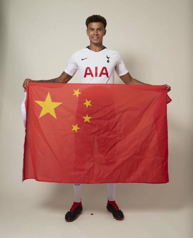 热刺官宣7月将前往上海进行季前热身赛阿里手拿五星红旗宣传