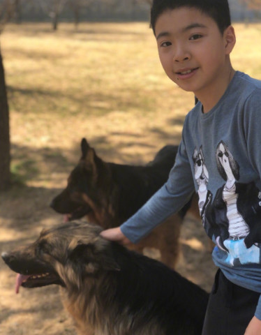王中磊妻子晒13岁儿子近照,身材高挑帅气十足,看着好可爱
