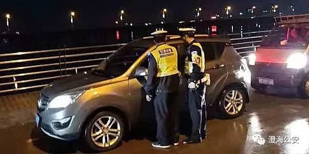 2月18日晚,区公安交警部门在莲阳桥闸冒雨设卡查酒驾,尽管雨一直下,但