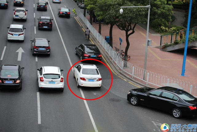 广州一路口20分钟60辆车压实线变道