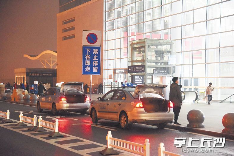 记者暗访长沙火车南站:地下停车场成"黑车大本营"