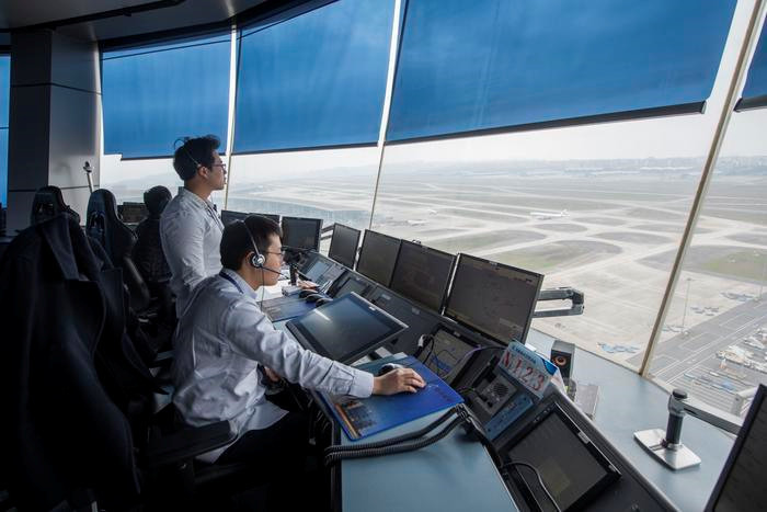 揭秘"空中交警" 重庆机场塔台每小时指挥45架飞机起落