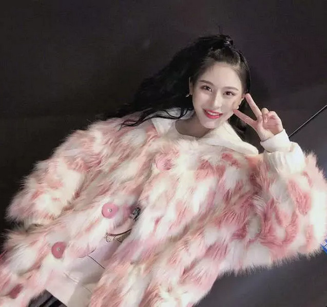 杨馥宇穿"婚纱"现身,却被她的右手成功圈粉,网友:谈恋爱吗?