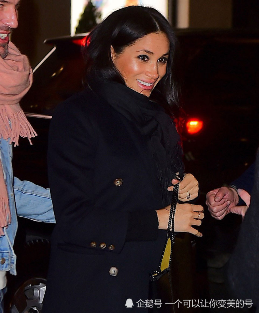 梅根纽约享受闺蜜之夜,穿贝嫂大衣遮孕肚,小威