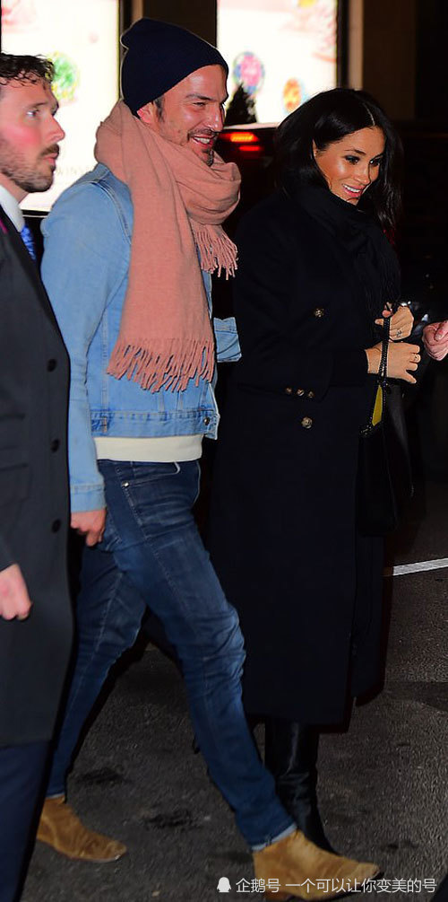 梅根纽约享受闺蜜之夜,穿贝嫂大衣遮孕肚,小威