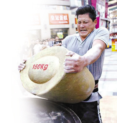 大力士比赛常见项目提重物:参赛选手需要两只手各提起120公斤的重物