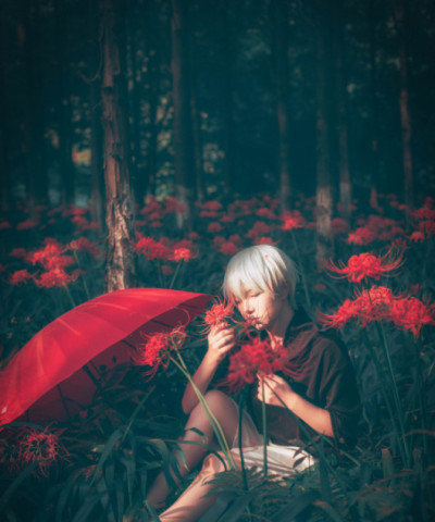 小哥哥高度还原金木研,彼岸花中睁眼的一刹那,网友:神仙颜值