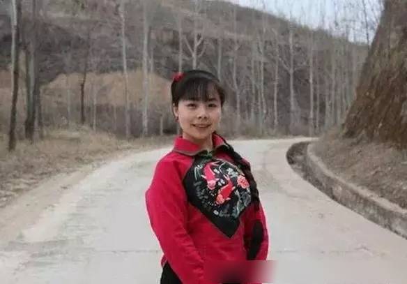 农民歌手王二妮豪宅阔气十足草帽姐家不相上下朱之文家太邋遢