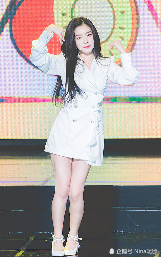 裴珠泫两套衣服拍画报,黑色性感白色干练,不愧四代女团第一神颜_腾讯