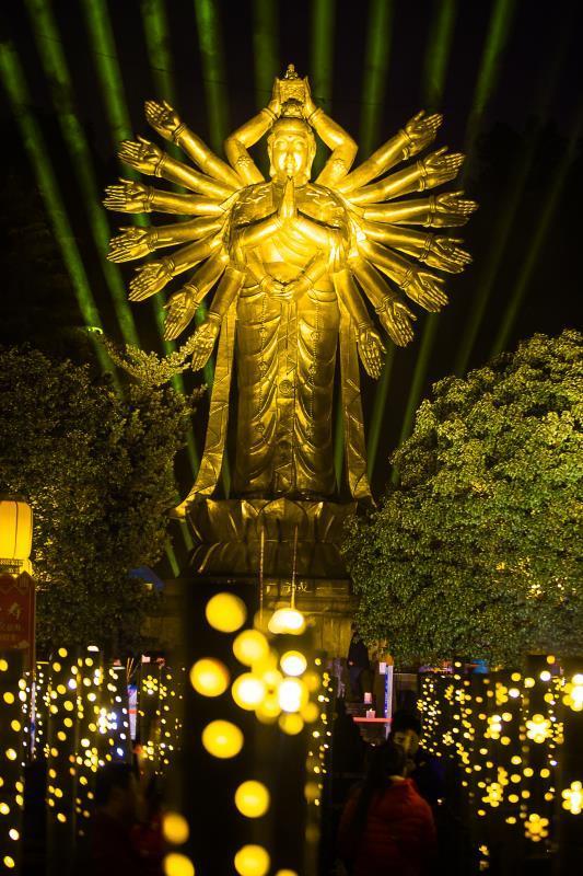 长沙世界之窗欢庆元宵节 千手观音祈福灯会上演