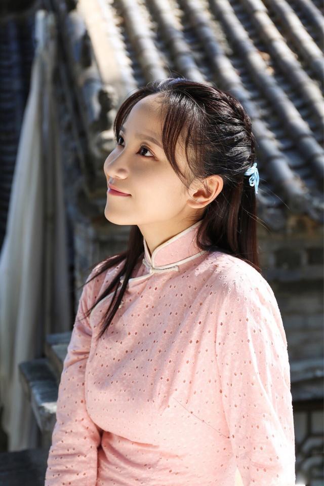 《红高粱》的灵儿,清丽脱俗,游刃有余地游走在各类角色之间