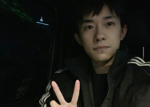 小时候颜值一般很平凡,现在五官长开后,网友:高