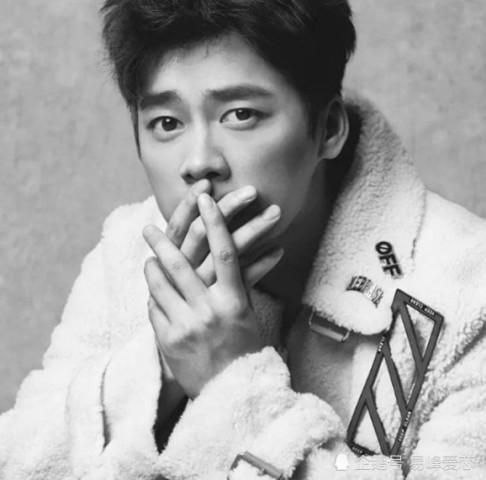 李易峰抽烟照片曝光,点烟的姿势一出来,网友:我心动了!