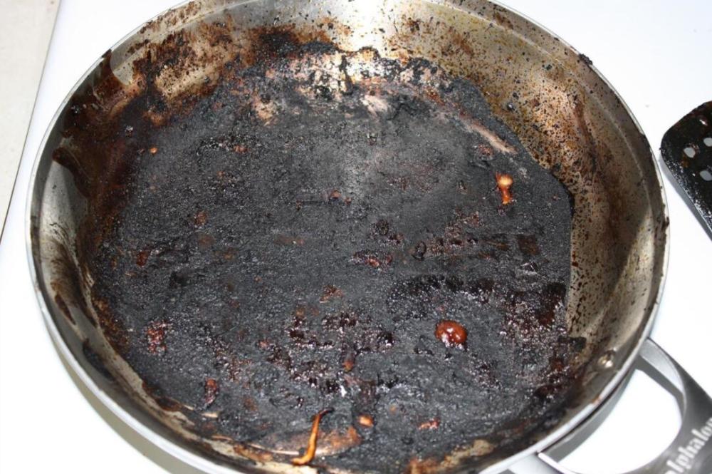 锅烧焦了怎么办?只要在锅里加点这个,轻松洗干净,崭新如初