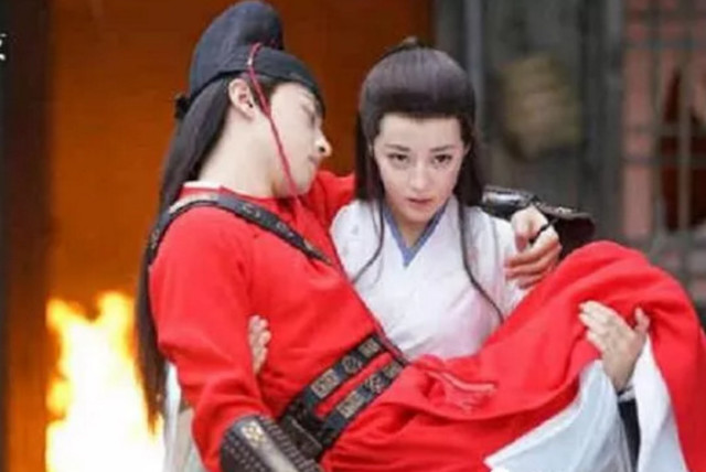 被迪丽热巴王子抱的男星:邓论享受,于朦胧得意,鹿晗是真的惨!