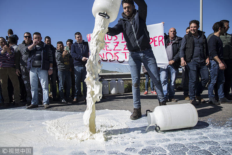 奶流成河意大利陆续上演奶贱伤农 2000多升牛奶被倒掉