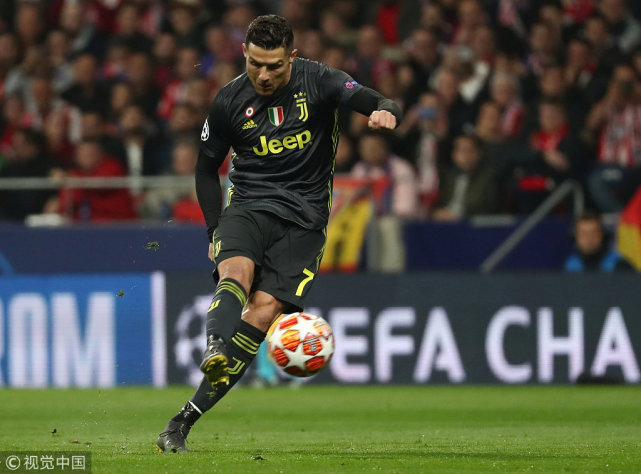 GIF-C罗太郁闷!没进球还遭黑脚 马竞两铁卫双