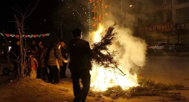 渐行渐远的乡俗——烤柏灵火