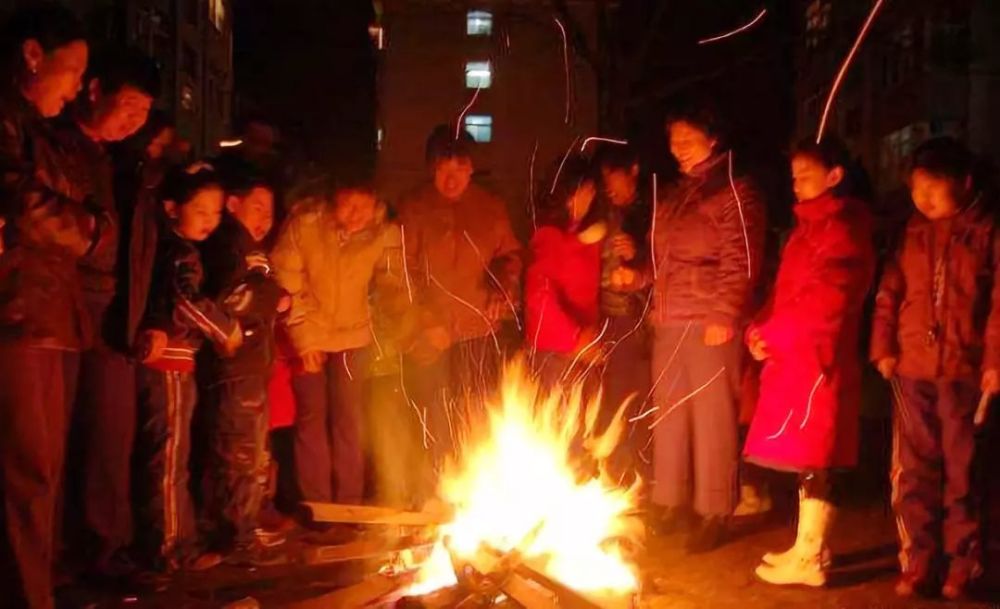 很多井陉人在以前正月十六的晚上,都有烤"柏灵火"经历!_腾讯新闻