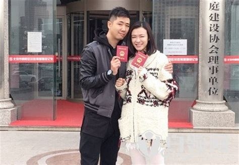 著名主持人李艾晒孕肚照,但是她是啥时候结婚的?