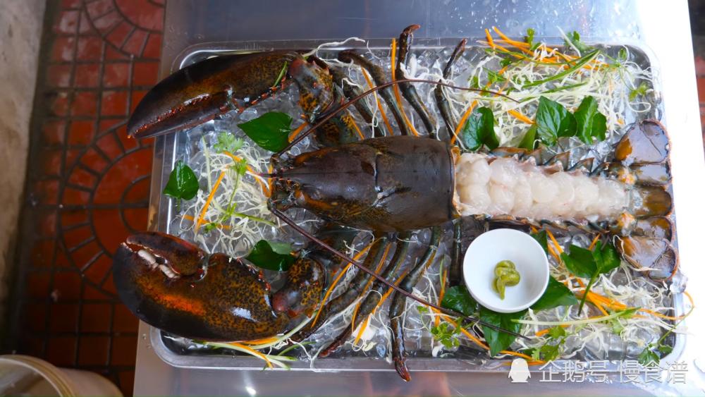 越南小哥真有钱,3个朋友上门做客,买了个阿拉斯加大龙虾招待