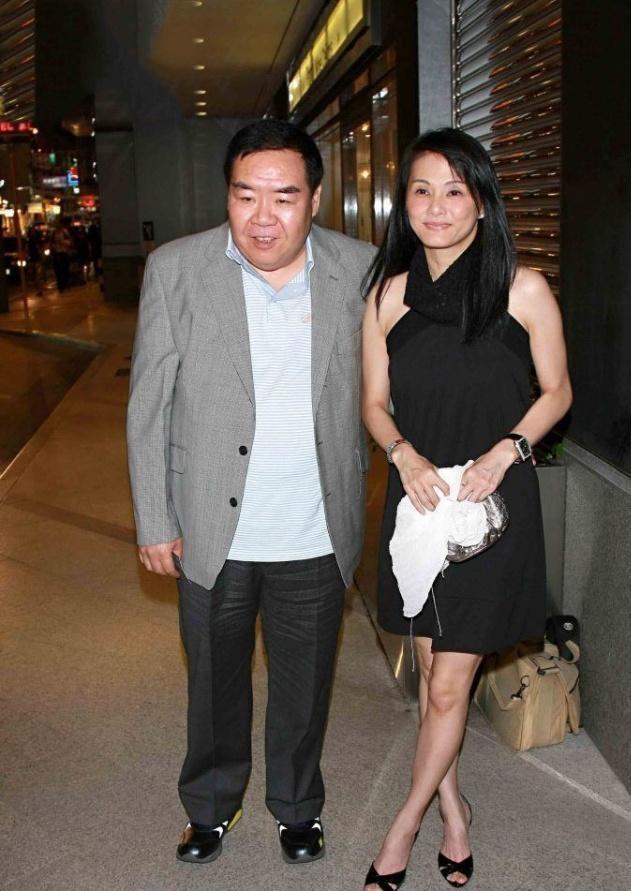 "肥猫"郑则仕一年暴瘦28斤,头发稀疏苍白,幸好还有妻子的陪伴