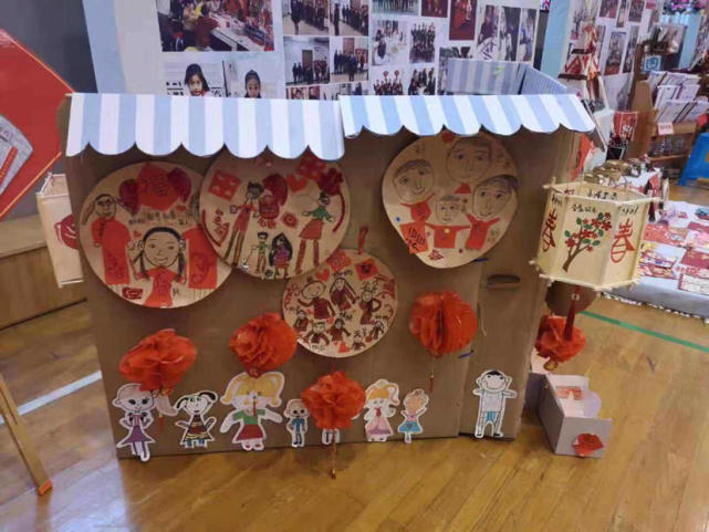 "巧手扮我家"主题有同学用红包做红灯笼装扮家里,而他们小组选择了做