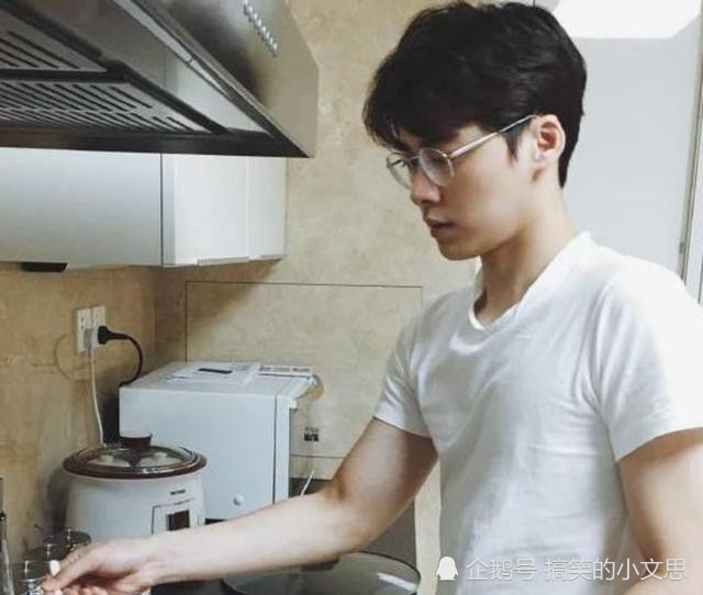 一起参观李易峰住的豪宅,家里摆满了名牌鞋子,在家经常下厨做饭