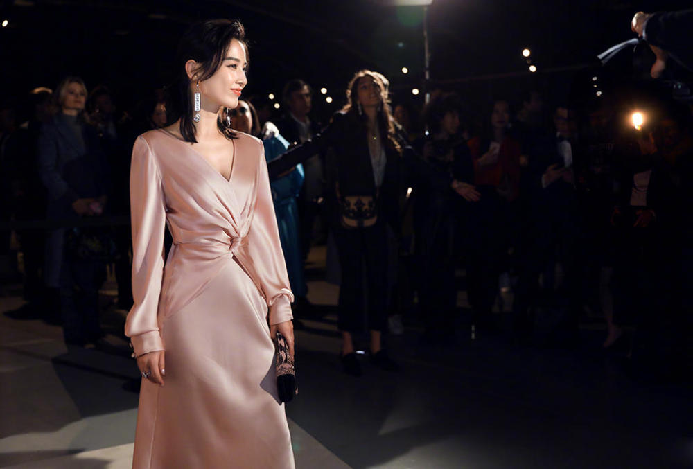 贾静雯,黄圣依征战时装周,一个飒一个仙,辣妈同框依然美艳全场