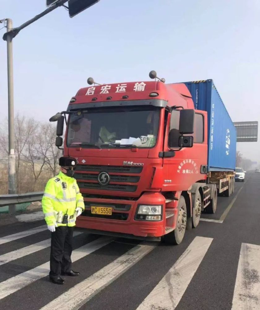 大港交警嚴查中型,重型車輛限行