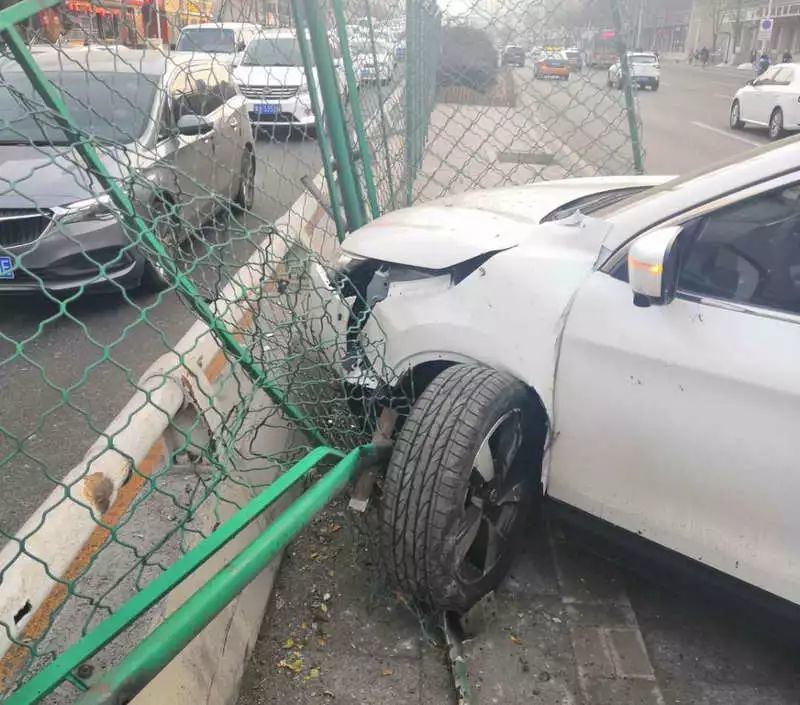 現場!呼市藝術廳南街一越野車撞向了馬路護欄