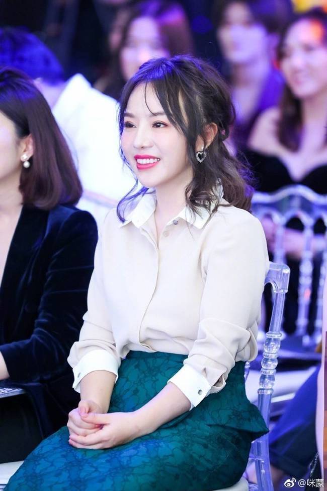 事实上咪蒙本名马凌,中文系毕业,是专栏作家也是媒体编辑,更担任多家