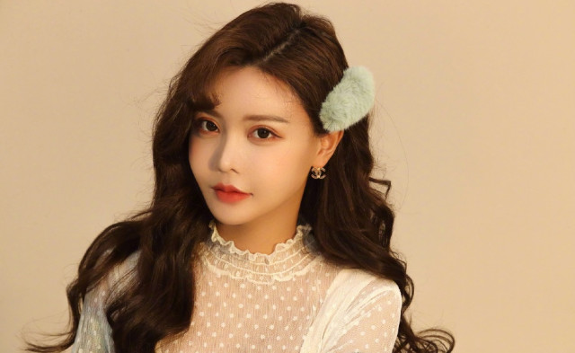 时隔多年,变形计韩安冉还靠宝宝提人气,而她半只脚已踏足娱乐圈