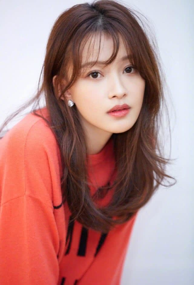 孙怡这是跟谁学的?将鞋带绑在了裙子上?立刻减龄5岁_腾讯新闻