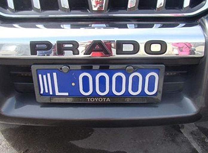 男子摇到00000车牌欣喜若狂,听表哥一席话,差点连车都扔了