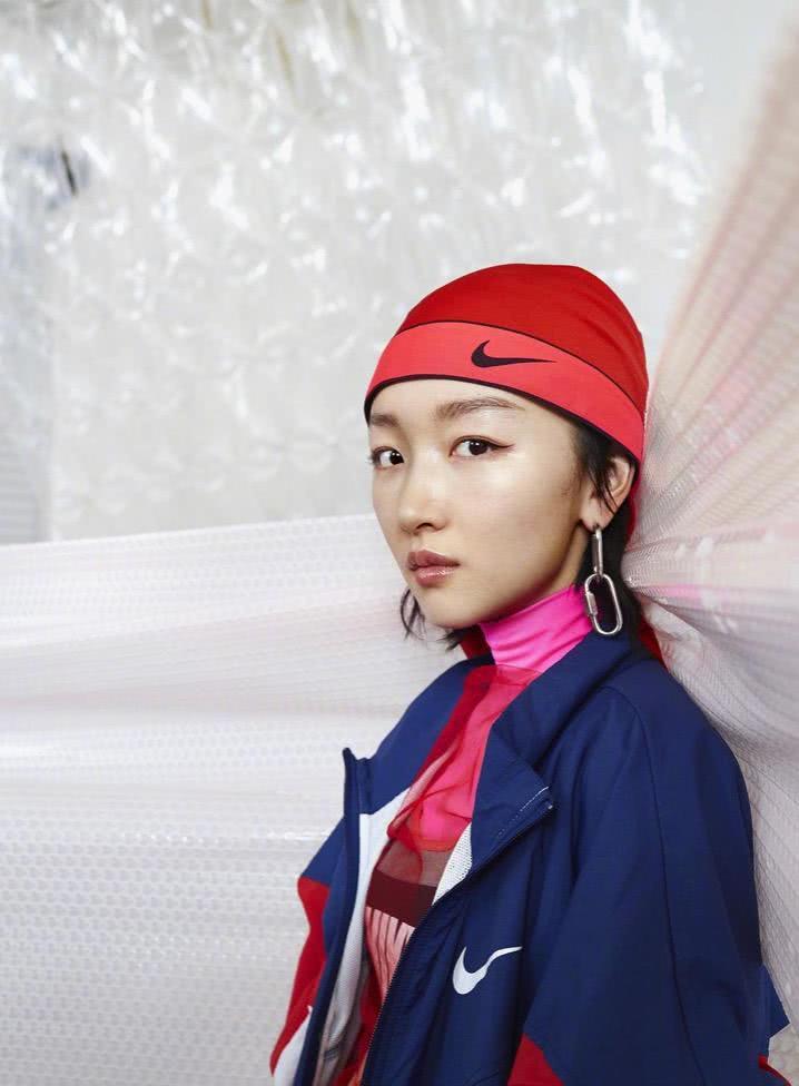 周冬雨宣传照被批丑,穿运动服身材毫无美感,印