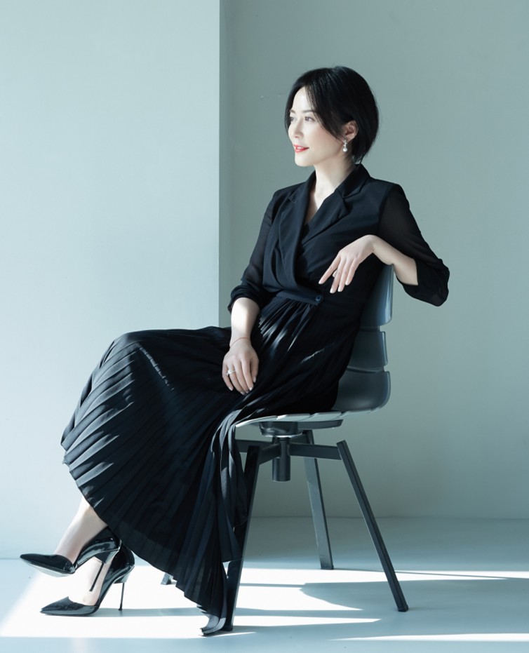 俞飞鸿怕鞋跟陷进进草地里,竟用发圈把脚和鞋绑一起?走出女神范