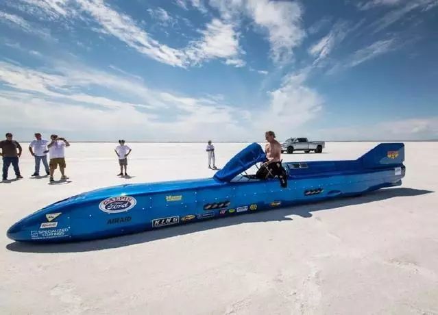 (博纳维尔盐滩上的赛车)(此地曾创造过1160公里/小时的陆地汽车速度