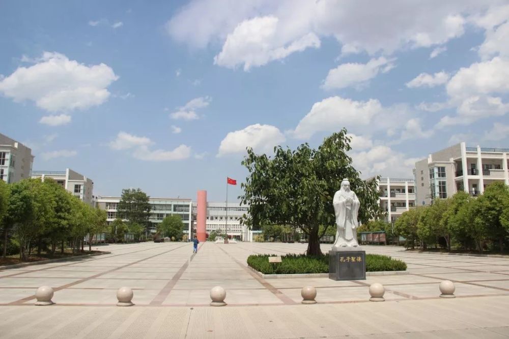 原名为云南省立楚雄中学 2007年晋升为云南省一级一等完全中学 教职工