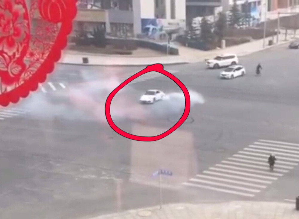 大连东港一路口成"赛道" 有轿车练习漂移堵路 地面升腾白烟