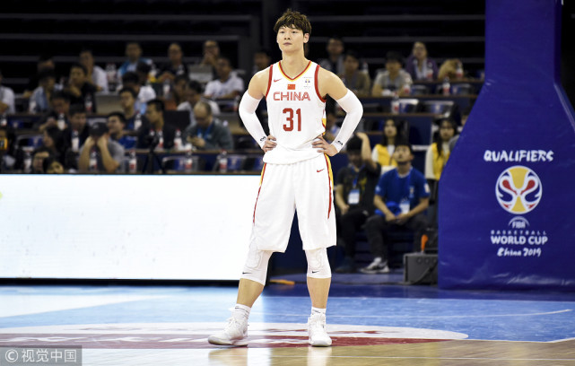 王哲林凌晨看腾讯直播为男篮加油 网友:想念你