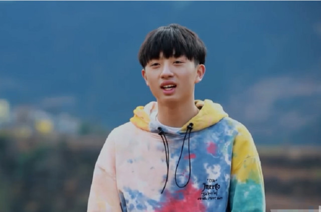 变形计:王烨飞去干活喂猪,当看到他的鞋子,网友:羡慕