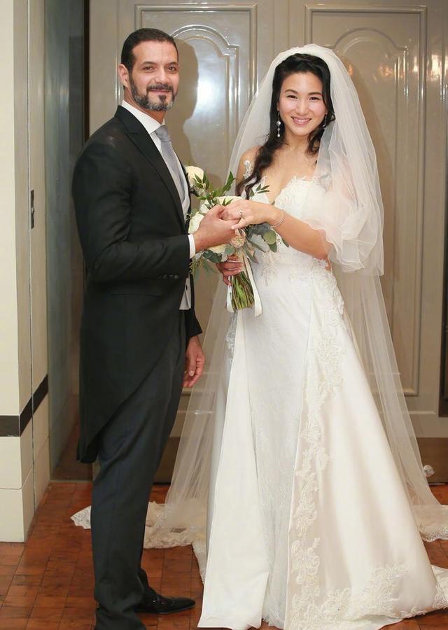 73岁郑佩佩女儿结婚,42岁出嫁外国老公蔡少芬张晋"抢风头"